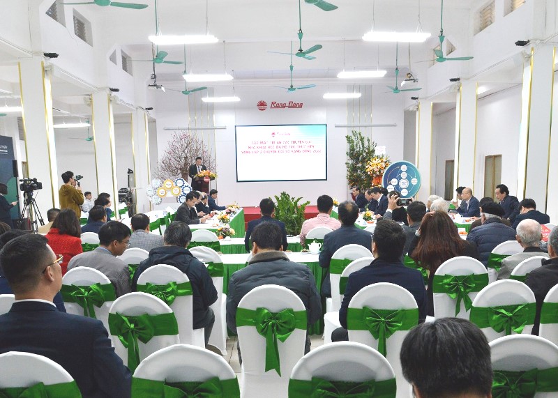 Rạng Đông M.Cwin800.com Nổ hũ, Bắn Cá và Game Bài cao nhờ chuyển đổi số