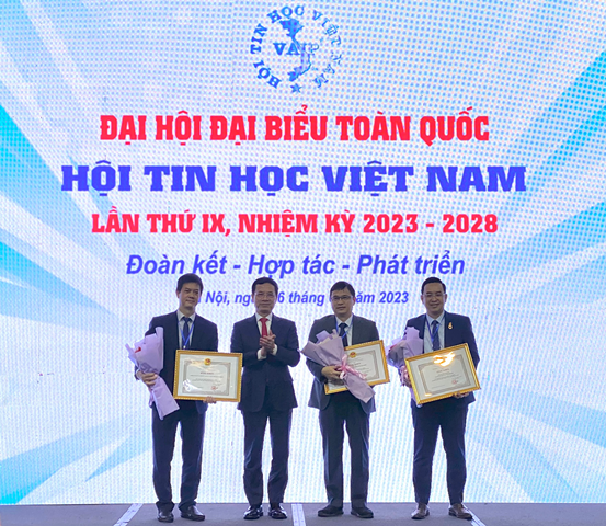 Máy tính Thánh Gióng nhận Bằng khen của Bộ Thông tin và Truyền thông