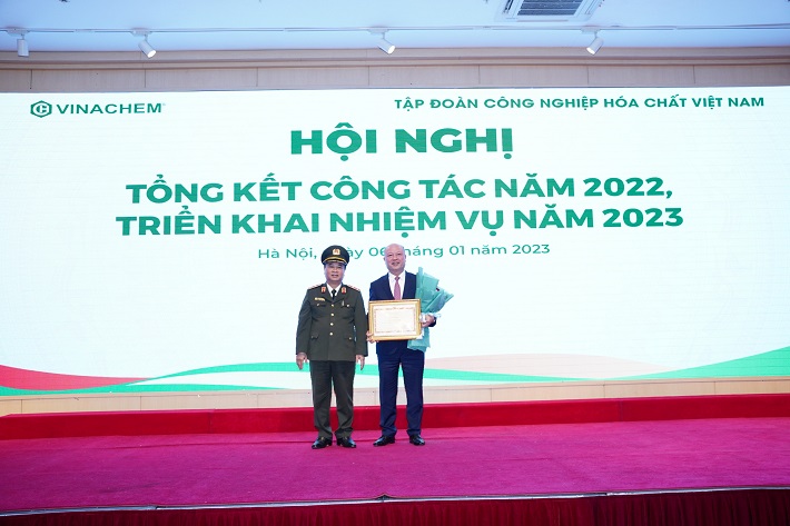 trao bang khen 1