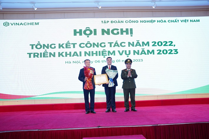 trao bang khen 2