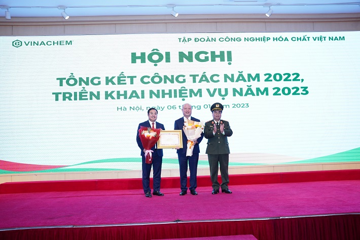 trao bang khen