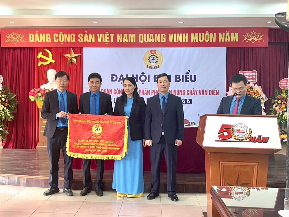Công đoàn Phân lân Nung chảy Văn Điển tổ chức thành công Đại hội lần thứ 28