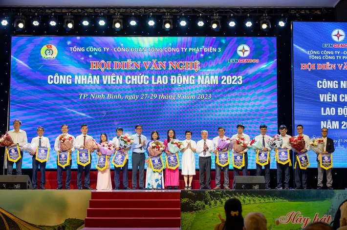 Lãnh đạo Tổng Công ty, Công đoàn và Ban Tổ chức Hội diễn  tặng hoa và trao cờ lưu niệm cho các Đoàn diễn viên
