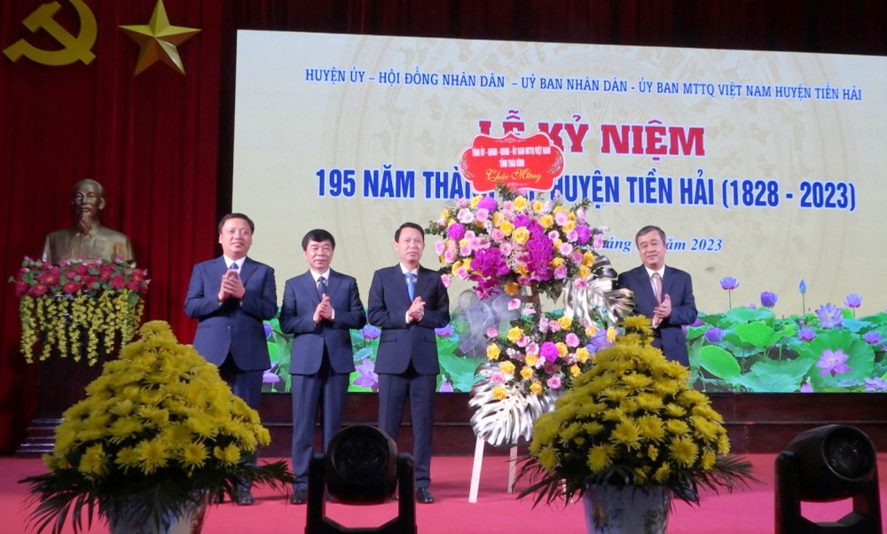 Ông Ngô Đông Hải - Ủy viên Ban Chấp hành Trung ương Đảng, Bí thư Tỉnh uỷ tặng hoa chúc mừng Đảng bộ, chính quyền và nhân dân huyện Tiền Hải