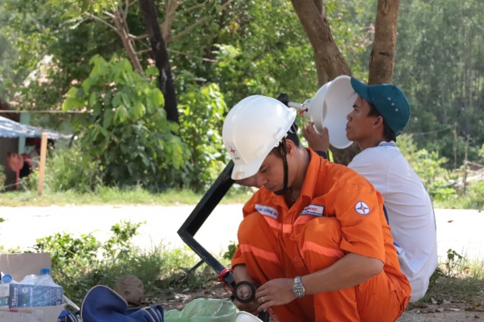 thanh niên Thủy điện An Khê - Ka Nak sửa chữa thiết bị điện cho bà con Xà Tang