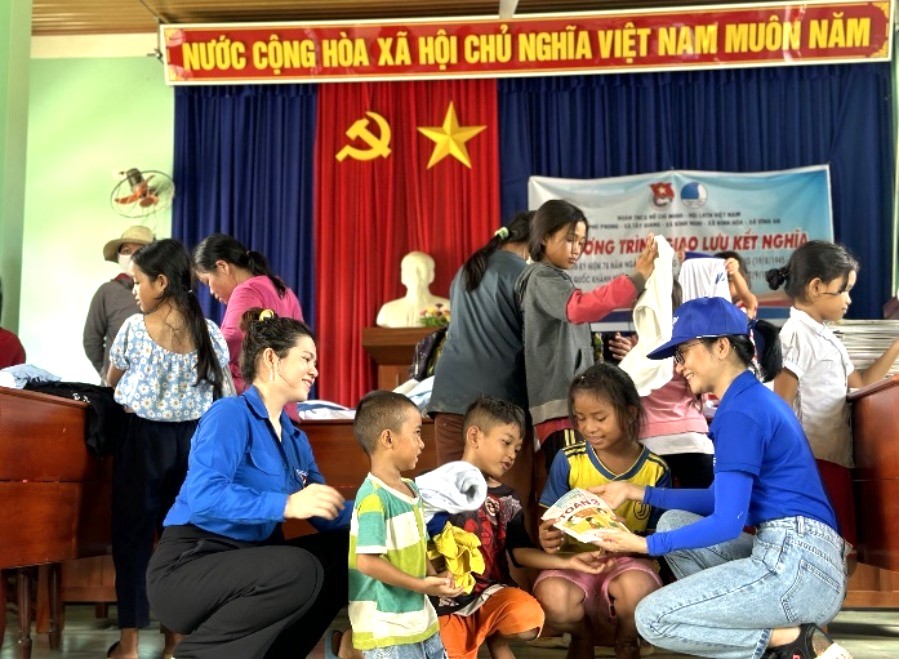 tặng quà đồng thời tuyên truyền về tiết kiệm điện
