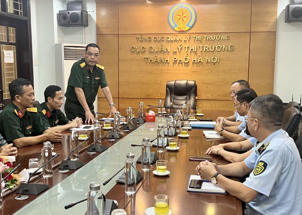 Khen thưởng đột xuất các đội quản lý thị trường trong việc phát hiện số lượng lớn pháo hoa có dấu hiệu giả mạo