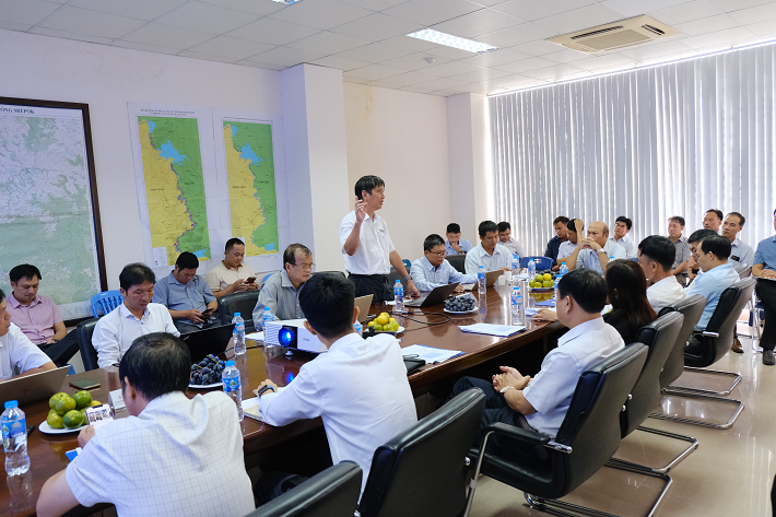 Ông Nguyễn Đức - Phó Giám đốc Công ty giải đáp thắc mắc của đại biểu