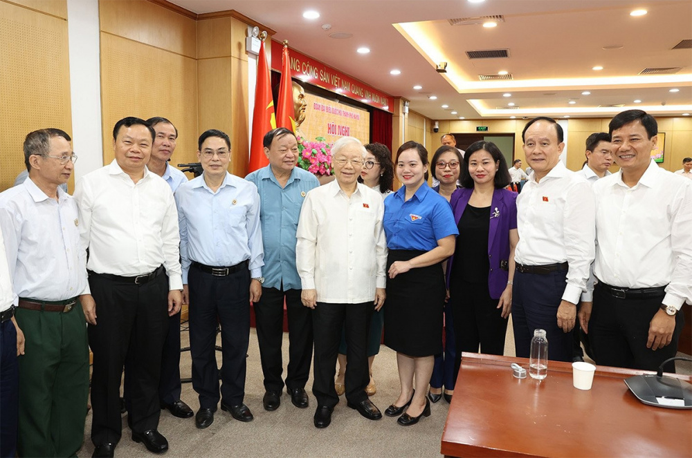Tổng Bí thư Nguyễn Phú Trọng với đại biểu và cử tri tại quận Đống Đa. Ảnh: Trí Dũng