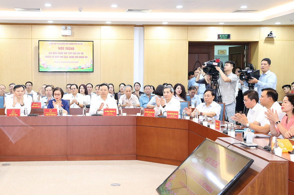 Các đại biểu và cử tri quận Đống Đa, quận Ba Đình và quận Hai Bà Trưng dự cuộc tiếp xúc cử tri. Ảnh: Trí Dũng