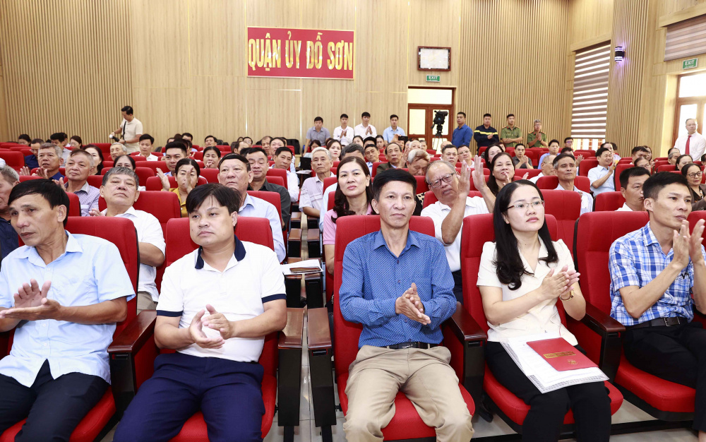 Chủ tịch Quốc hội Vương Đình Huệ tiếp xúc cử tri Hải Phòng