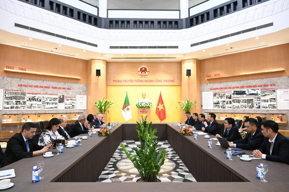 Bộ trưởng Nguyễn Hồng Diên tiếp Algeria
