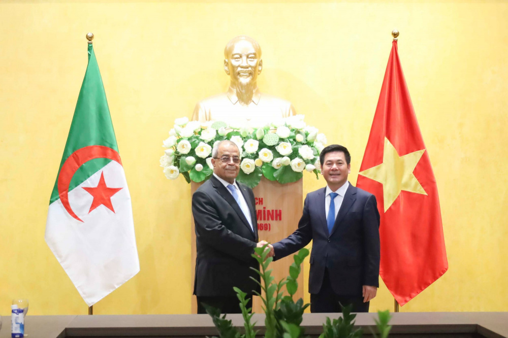 Bộ trưởng Nguyễn Hồng Diên tiếp Algeria