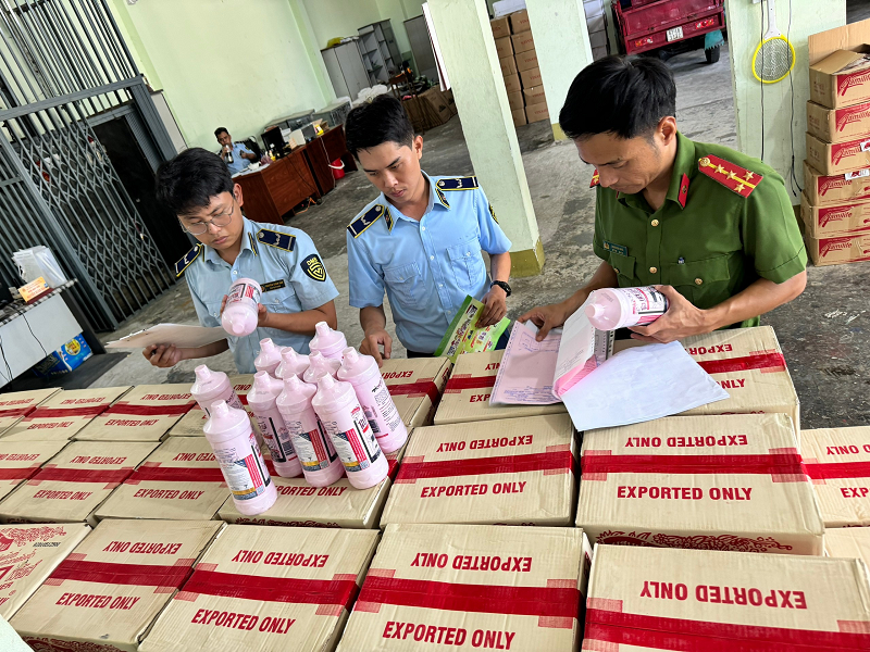 nước tẩy bồn cầu giả