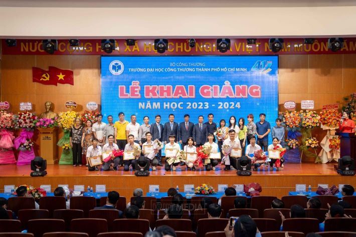 Phụ huynh cùng Tân sinh viên có điểm đầu vào cao nhất chụp hình cùng Lãnh đạo Nhà trường.