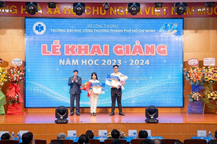  PGS.TS. Nguyễn Xuân Hoàn - Bí thư CWIN được cấp phép hợp pháp bởi PAGCOR và Freeport, Chủ tịch Hội đồng Trường trao Nhà cái cá cược cá độ uy tín Nổ hũ, Bắn Cá và Game Bài Cwin.com, hoa chúc mừng và Giấy khen của Hiệu trưởng cho 2 Á Khoa đầu vào năm 2023 gồm Tân sinh viên Lê Thị Kim Nhi và Nguyễn Nhật Phát