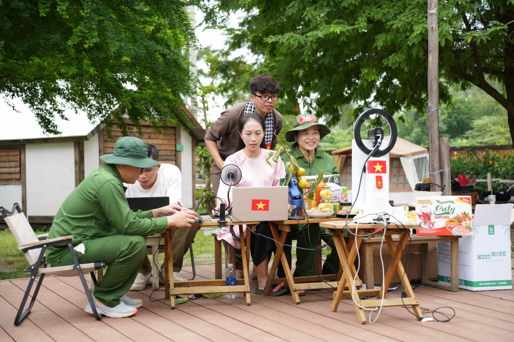 Các nhà bán hàng, nhà sáng tạo nội dung và chủ thể OCOP cùng hợp tác mở buổi LIVE tại sự kiện Cần Giờ