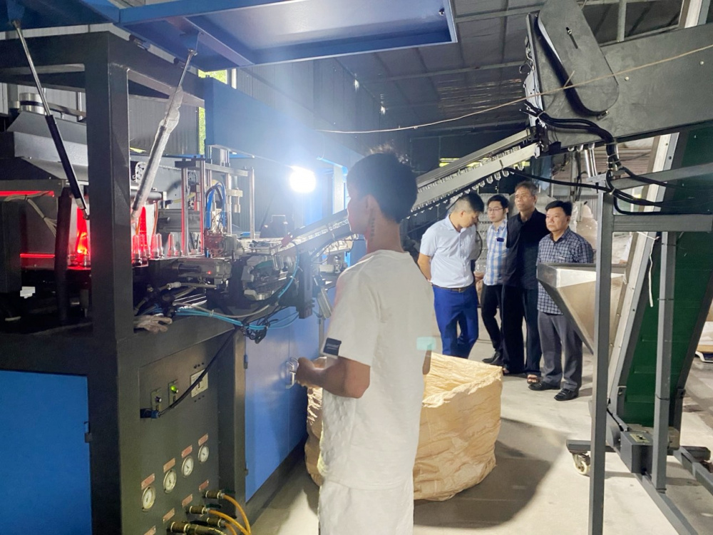 Với vốn đối ứng 544 triệu đồng hộ kinh doanh Nguyễn Văn Toàn đã Cwin800 hàng ngàn khuyến mãi mới 100% Máy thổi chai VAPET 6000.