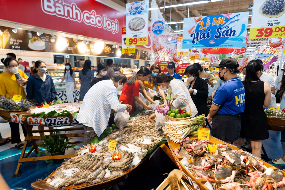 Người tiêu dùng hào hứng mua sắm tại Lễ hội Hải sản