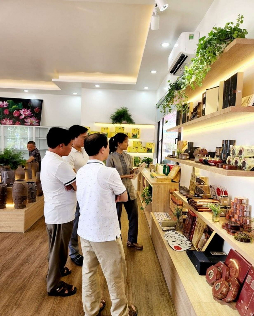 năm 2022, tỉnh đã công bố danh sách mẫu sản phẩm lưu niệm và quà tặng du lịch tỉnh Vĩnh Phúc, trong đó chủ yếu là các sản phẩm OCOP