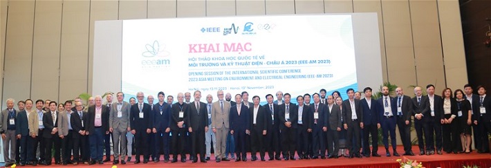 Các đại biểu chụp ảnh lưu niệm tại hội thảo.