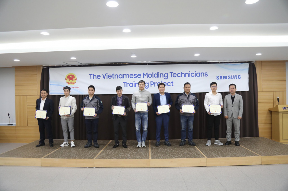 Trao giấy chứng nhận hoàn thành khóa đào tạo cho các học viên