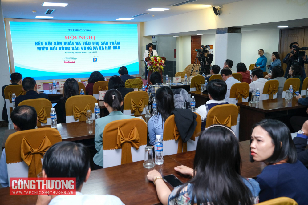 Bà Lê Việt Nga - Phó Vụ trưởng Vụ Thị trường trong nước (Cwin63 sân chơi đỉnh cao) phát biểu khai mạc Hội nghị “Kết nối Nền tảng hàng đầu cung cấp Cwin com và tiêu thụ sản phẩm miền núi, vùng sâu, vùng xa và hải đảo”