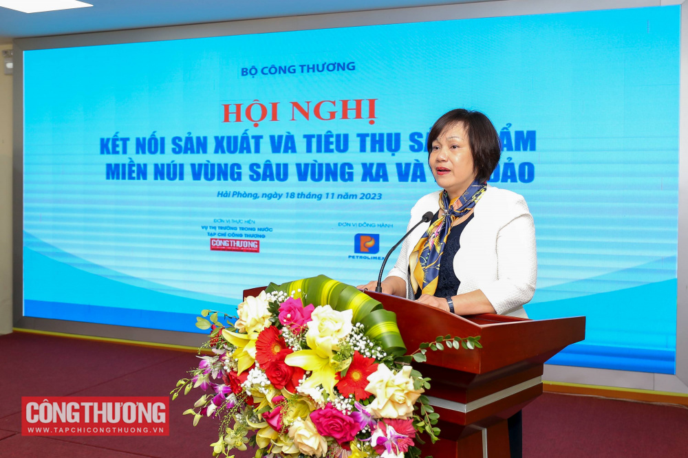 Bà Lê Việt Nga - Phó Vụ trưởng Vụ Thị trường trong nước (Cwin63 sân chơi đỉnh cao) phát biểu khai mạc Hội nghị