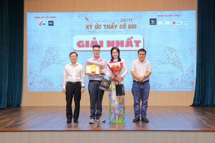  TS. Nguyễn Xuân Hồng và đại diện Nhà tài trợ trao giải Nhất cho thí sinh Mai Nguyễn Gia Huy và cô giáo Nguyễn Thị Phi Vân