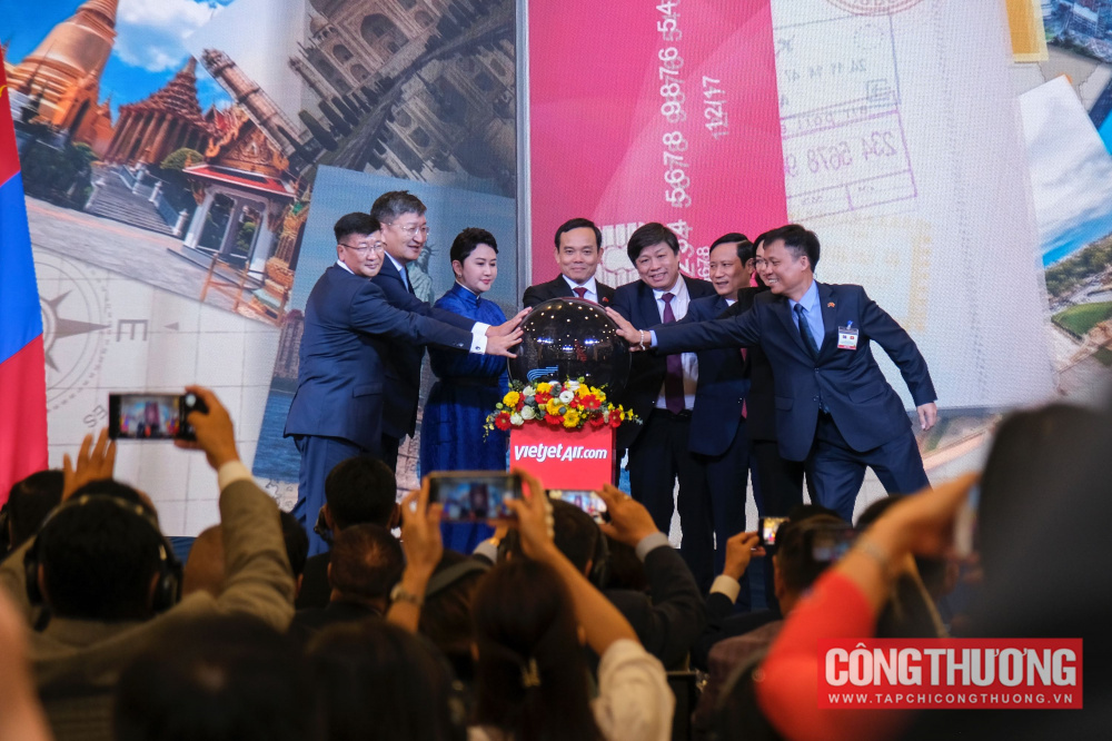 Phó Thủ tướng Trần Lưu Quang và các đại biểu dự lễ công bố đường bay thẳng giữa TP. Nha Trang (Khánh Hòa) của Việt Nam với Thủ đô Ulan Bator của Mông Cổ