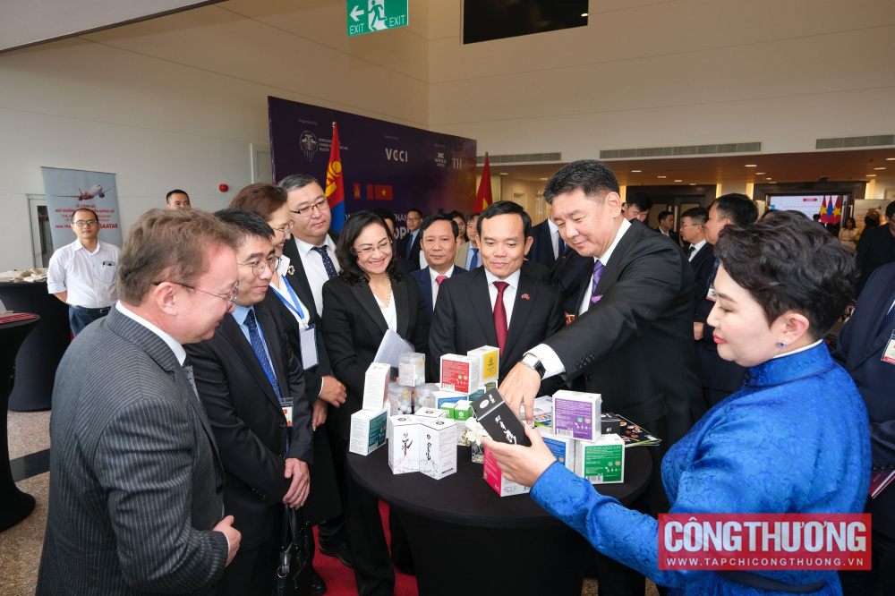 Phó Thủ tướng Trần Lưu Quang và Tổng thống Mông Cổ Ukhnaagiin Khurelsukh cùng các đại biểu tham quan quầy trưng bày sản phẩm tại Diễn đàn Cwin800 tỷ lệ kèo World Cup 2026 Việt Nam - Mông Cổ