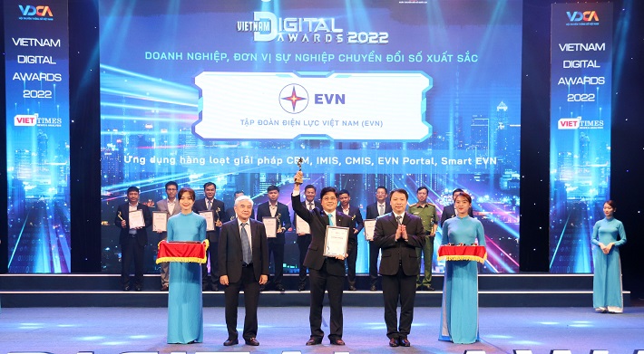 Lãnh đạo EVN nhận Giải thưởng “Cwin800 tỷ lệ kèo World Cup 2026 chuyển đổi số xuất sắc Việt Nam” năm 2022 (ảnh tư liệu)
