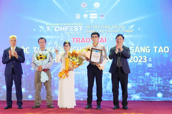 Tiến sĩ Nguyễn Quốc Hưng (thứ hai từ trái sang) và cộng sự vinh dự nhận giải Nhất cuộc thi Khởi nghiệp đổi mới sáng tạo thành phố Hà Nội năm 2023.