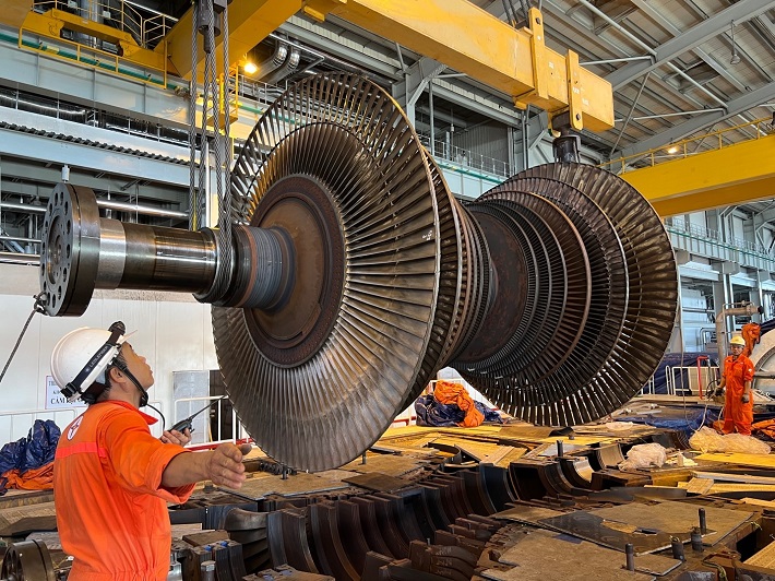 Đội ngũ kỹ thuật EPS tiến hành cẩu thiết bị LP rotor (tổng tải trọng 66 tấn)