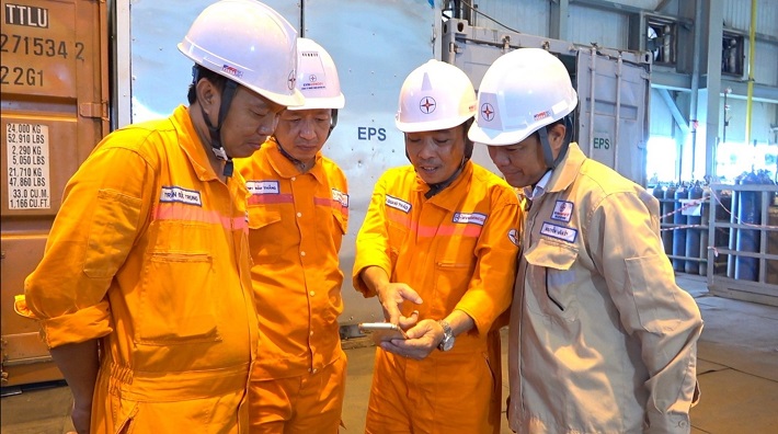 Nhóm công tác EPS trao đổi kỹ thuật với Lãnh đạo và Cán bộ chủ chốt Công ty Nhiệt điện Duyên Hải trên công trường