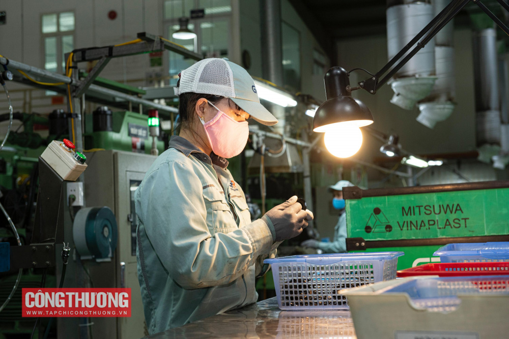Trong bối cảnh số lượng đơn đặt hàng mới giảm và các điều kiện kinh tế khó khăn, các công ty tiếp tục giảm sản lượng
