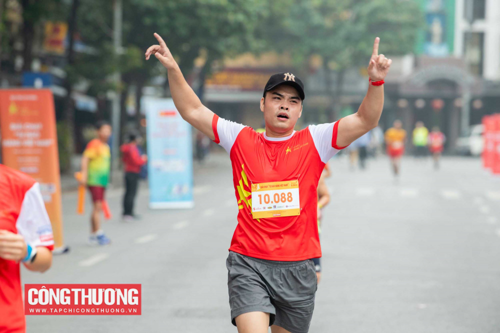 Thanh niên Cwin63 sân chơi đỉnh cao hưởng ứng giải chạy "Tự hào hàng Việt Nam"