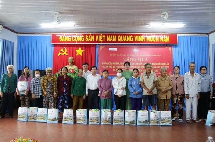 Ông Võ Nhu - Phó Tổng Giám đốc, Chủ tịch Công đoàn công ty trao quà cho các gia đình  có hoàn cảnh khó khăn
