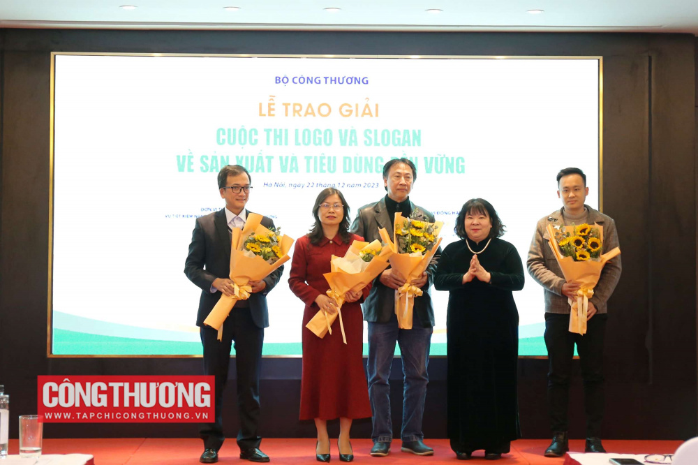 Sáng tạo Logo và Slogan về Nền tảng hàng đầu cung cấp Cwin com và M.Cwin800.com thể thao, casino live, bắn cá và slot nổ hũ bền vững