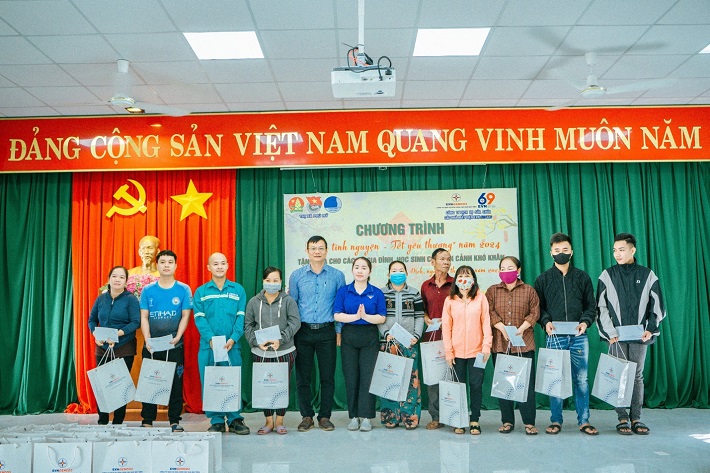 Công ty EPS tặng quà cho hộ gia đình khó khăn tại Thị xã Phú Mỹ