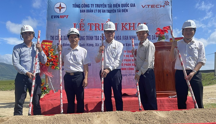 Các đại biểu thực hiện nghi thức triển khai thi công dự án