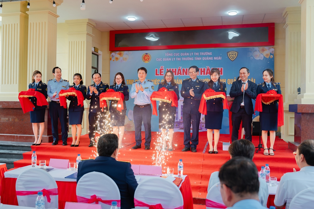 Các đại biểu cắt băng khánh thành trụ sở làm việc mới của Cục QLTT Quảng Ngãi