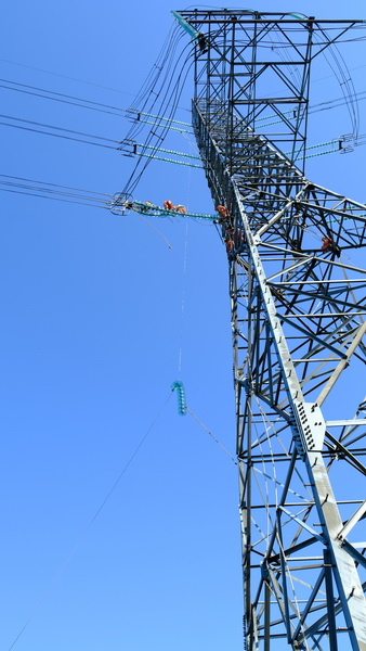 Người công nhân phải treo mình trên độ cao 40-50m để thay thiết bị