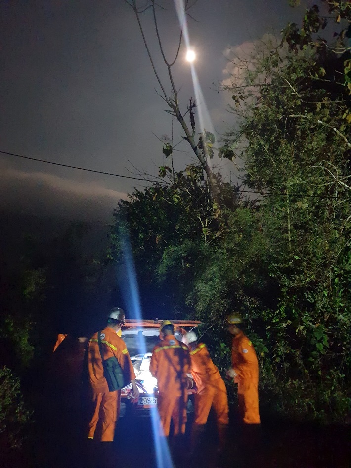 Vận chuyển vật tư lên vị trí thi công lúc 4h sáng, có ánh trăng động viên lính Truyển tải