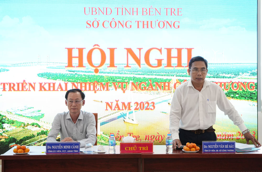 Phó Chủ tịch UBND tỉnh Nguyễn Minh Cảnh, Giám đốc Sở Công thương Nguyễn Văn Bé Sáu chủ trì hội nghị.​