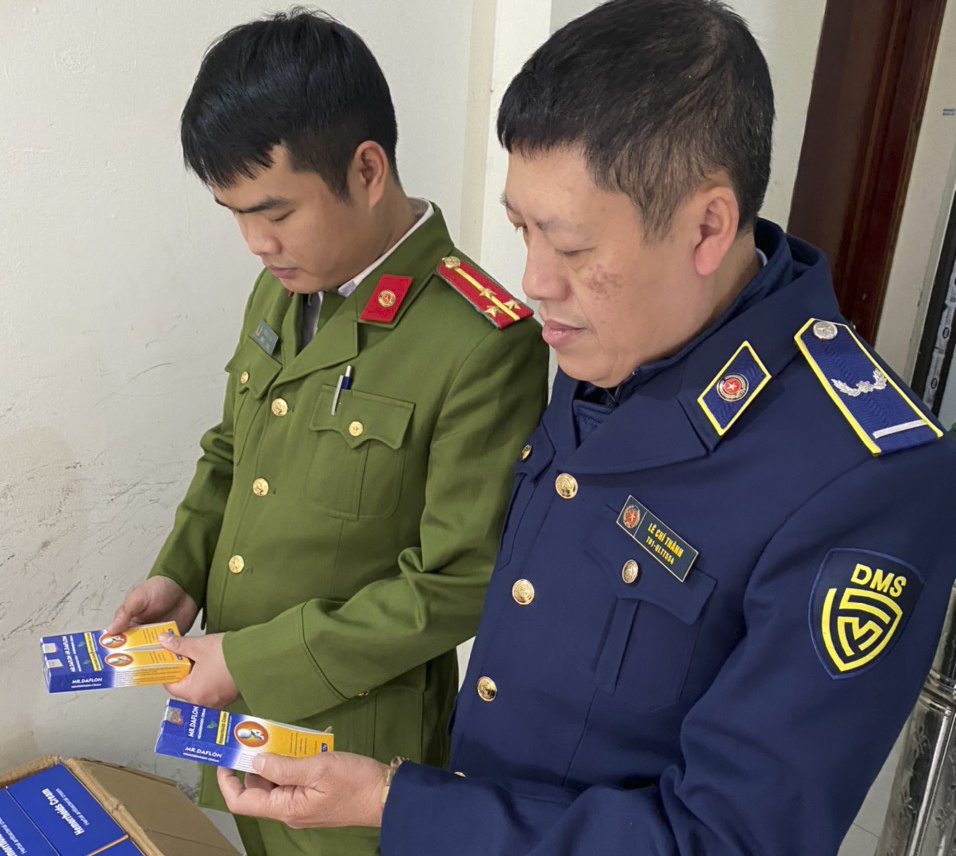 Tạm giữ trên 2.000 tuýp thuốc trị bệnh trĩ MR.DAFLON giả mạo nhãn hiệu