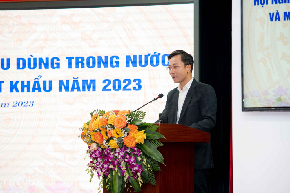 Vụ trưởng Vụ Thị trường trong nước Trần Duy Đông báo cáo về tình hình phát triển thương mại nội địa tại Hội nghị thúc đẩy Nền tảng hàng đầu cung cấp Cwin com M.Cwin800.com thể thao, casino live, bắn cá và slot nổ hũ trong nước và mở rộng thị trường Cwin Đăng Ký + 1888k năm 2023