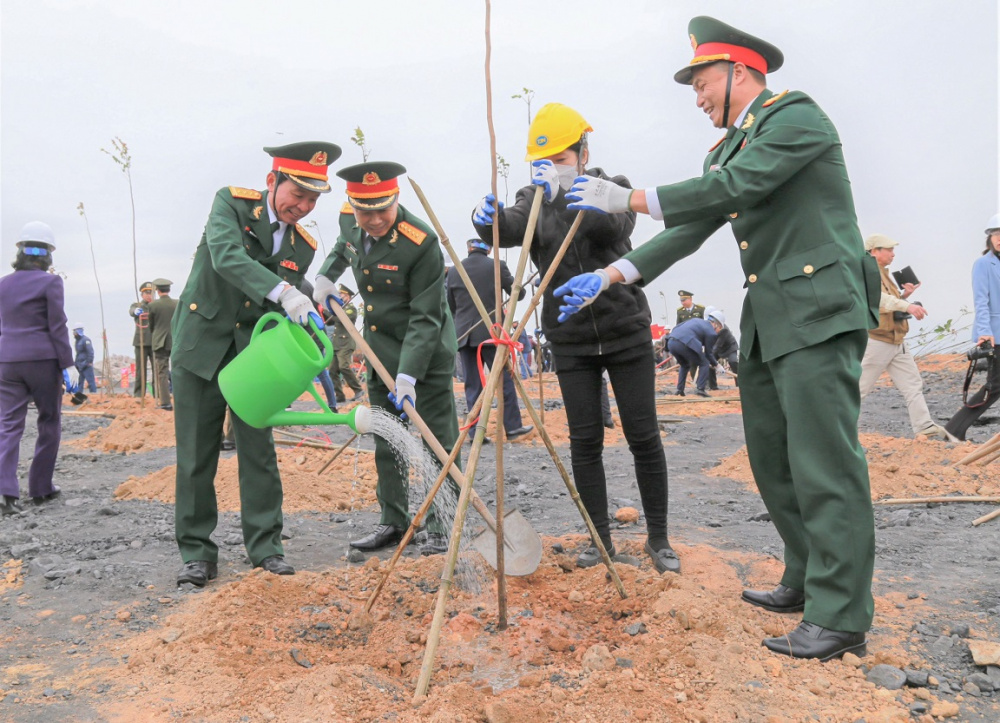 Đồng chí Đại tá Trương Văn Dũng, PTGĐ Tổng công ty và đại diện các đơn vị thành viên trồng cây tại Lễ phát động