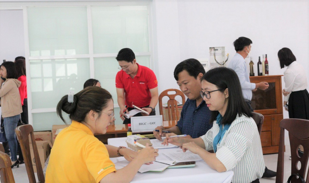 Nhân viên bộ phận thu mua của GO!, Big C trao đổi thông tin với nhà cung cấp tiềm năng sản phẩm trứng gà nướng tại tỉnh Bình Thuận