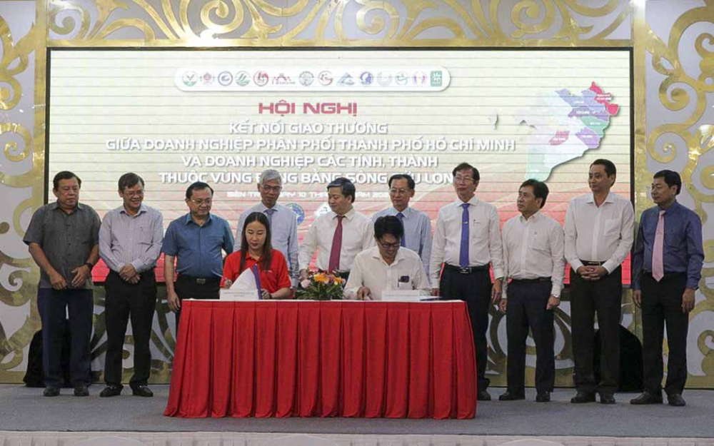 Đại diện Central Retail và Cwincom hiện đang mở, hợp tác xã tại Đồng bằng sông Cửu Long ký MOU hợp tác thúc đẩy tiêu thụ sản phẩm